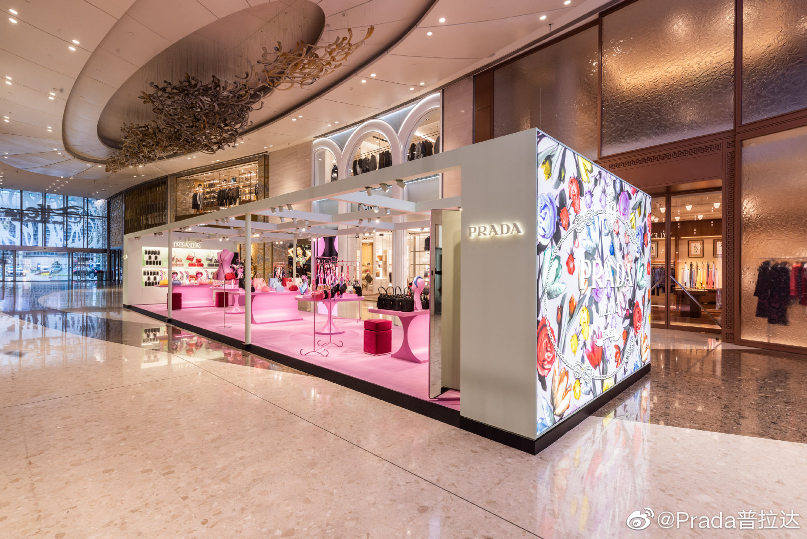 Prada Dreamscape系列創(chuàng)意限時(shí)店，在上海國(guó)金中心商城驚艷亮相