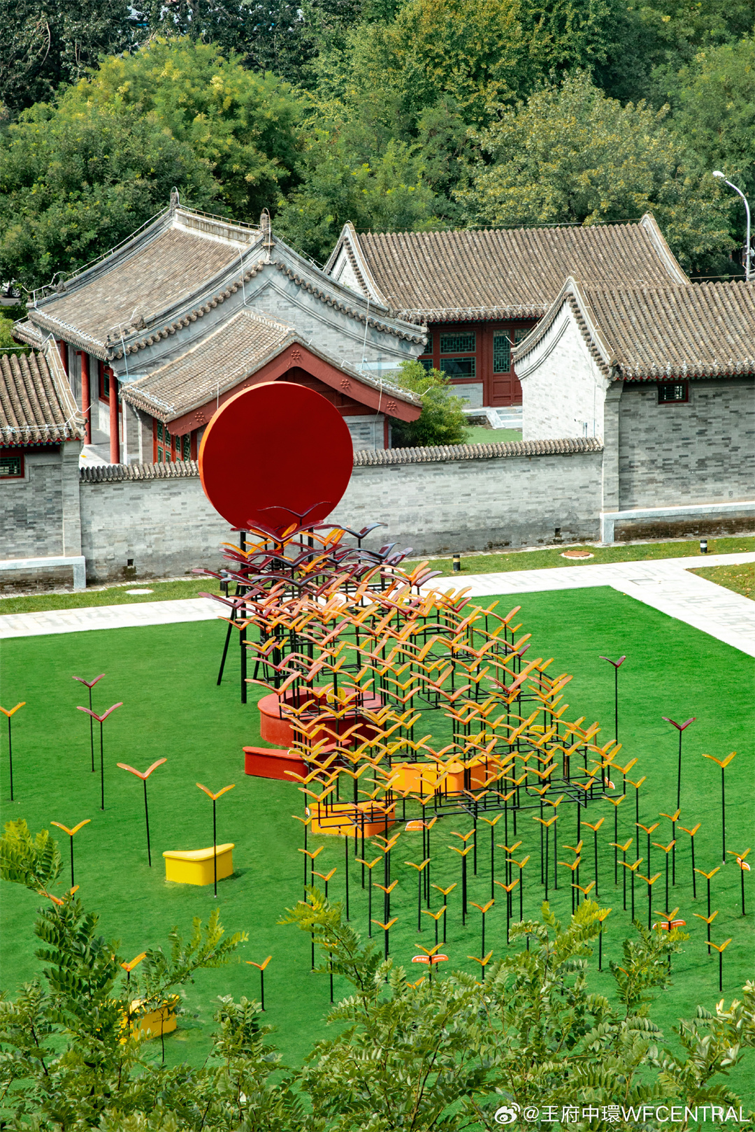 藝術(shù)裝置 | 藝術(shù)家秦鑫源紅日系列新作全國(guó)首展—飛鳥(niǎo)，在北京王府中環(huán)限時(shí)展出